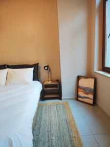Säng eller sängar i ett rum på Cozy big room near Taksim R4- Home design