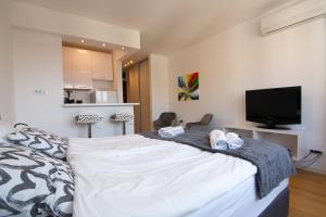 Ένα ή περισσότερα κρεβάτια σε δωμάτιο στο A Blok New Modern - Free garage parking, comfortable, quiet with a park view