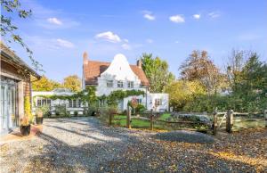Gallery image of Pretty country family home- dog friendly. in Henfield