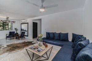ein Wohnzimmer mit einem blauen Sofa und einem Tisch in der Unterkunft Cuale in Puerto Vallarta