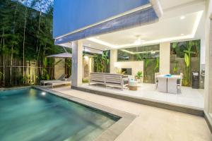 una casa con piscina y patio en Villa Sayang Sanur III, en Sanur