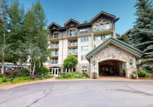 a large building with a driveway in front of it at Borders Lodge by TO in Avon