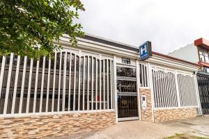 una señal de estacionamiento frente a un edificio con una puerta en Hotel Harrington 63, en Bogotá