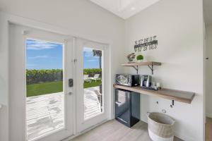 威尼斯Casey Key Resorts - Beachfront的客房设有桌子和带阳台的门