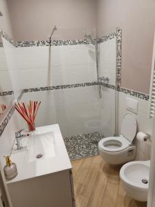 een badkamer met een toilet, een douche en een wastafel bij Montanara2 in Parma