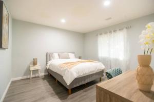 ein weißes Schlafzimmer mit einem Bett und einem Fenster in der Unterkunft Spacious 5 Bedroom Home! Free WIFI! AC & HEAT! in San Jose