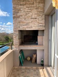 a outdoor oven with a stone wall on a balcony at Edificio Rivera Este in Colón