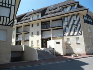 um edifício de apartamentos ao lado de uma rua em Résidence Brise de Mer em Villers-sur-Mer