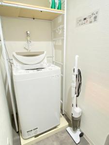 y baño con lavabo y lavadora. en K,K,House in Osaka - Vacation STAY 68924v, en Osaka