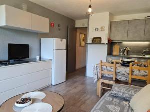 مطبخ أو مطبخ صغير في Studio Les Deux Alpes, 1 pièce, 4 personnes - FR-1-348-253