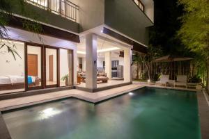 een zwembad in de achtertuin van een villa bij Villa Sayang Sanur IV in Sanur