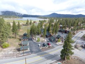 een luchtzicht op een stad met een weg en bomen bij Bay Meadows Resort in Big Bear Lake