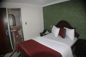 Una cama o camas en una habitación de Lafont Park Hotel