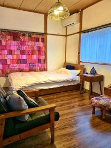 Voodi või voodid majutusasutuse 一棟貸切糸島リトリートハウスヨガ凪海近駅近 toas