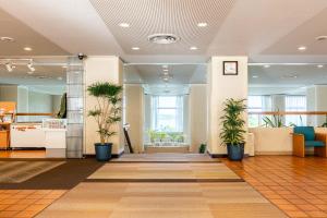 鳥羽的住宿－鳥羽維斯特里安生活俱樂部酒店，办公室大厅,地板上种植盆栽植物