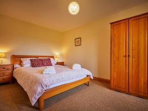 A bed or beds in a room at Hazel Lodge