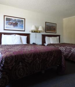 מיטה או מיטות בחדר ב-The Pines Motel