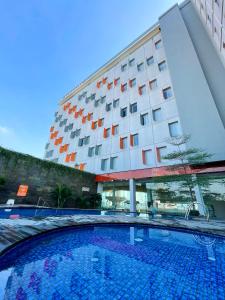 Kolam renang di atau dekat dengan HARRIS Hotel & Conventions Gubeng