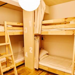 Двухъярусная кровать или двухъярусные кровати в номере Fam
