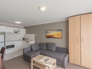 una sala de estar con un sofá y una mesa en Horizons 315/10 Kosciuszko Road, en Jindabyne 5 fotos más