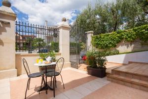 patio con tavolo, sedie e recinzione di Villa Sveta Eufemija - Bed and breakfast a Rovigno (Rovinj)