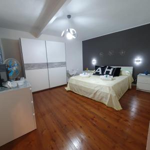 ein Schlafzimmer mit einem großen Bett und Holzboden in der Unterkunft Angel House in Bari