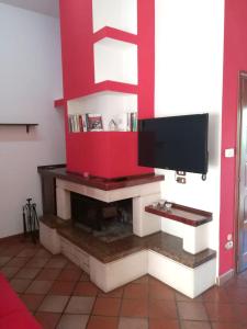 Un televizor și/sau centru de divertisment la One bedroom apartement with furnished balcony at Mendicino