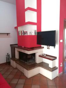 un soggiorno con camino e TV a schermo piatto di One bedroom apartement with furnished balcony at Mendicino a Mendicino