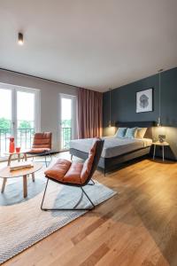 una camera con letto, sedia e tavolo di ipartment Braunschweig a Braunschweig
