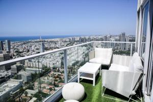 een balkon met uitzicht op de stad bij YalaRent Midtown towers TLV in Tel Aviv