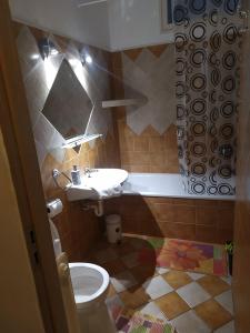 uma casa de banho com um lavatório e um WC em Győri úti lakás em Tatabánya