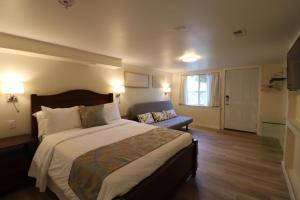 una camera con un grande letto e un divano di Victoria Gorge Waterway Vacation Home a Victoria