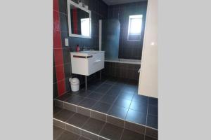 Bilik mandi di Appartement moderne et lumineux +5 gambar