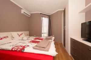 A bed or beds in a room at Holiday Village Lozenets