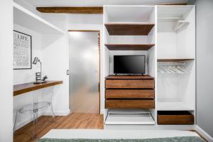 A television and/or entertainment centre at Elegant Suite in Milan Center