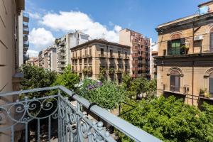 un balcón en una ciudad con edificios altos en Palazzo Planeta, en Palermo