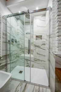 A bathroom at Elegant Suite in Milan Center Még 29 kép