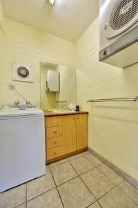 佛斯奎克山的住宿－斯諾思齊14號公寓，厨房配有白色冰箱和水槽