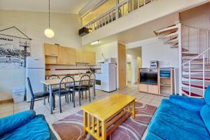 佛斯奎克山的住宿－斯諾思齊14號公寓，客厅配有蓝色的沙发和桌子