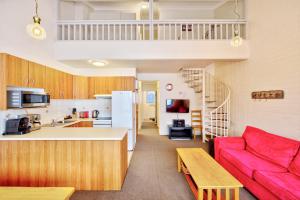 Kuchyň nebo kuchyňský kout v ubytování Snow Ski Apartments 16