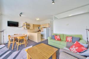 Η κουζίνα ή μικρή κουζίνα στο Snow Ski Apartments 18
