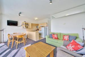 Snow Ski Apartments 18 في فولز كريك: غرفة معيشة مع أريكة وطاولة