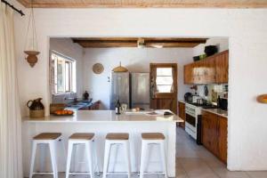 Η κουζίνα ή μικρή κουζίνα στο Ossies Kloof - Living The Breede