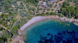 an aerial view of a beach with blue water at Villa Aquilo in Megali Ammos