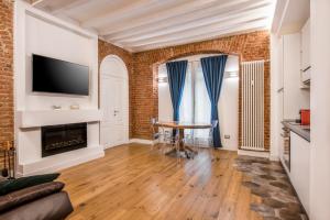 A television and/or entertainment centre at Luxury Apartment in Milan Center