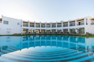 uma grande piscina em frente a um edifício em Sunrise Remal Beach Resort em Sharm el Sheikh