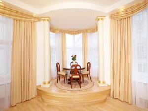 ein Esszimmer mit einem Tisch und Stühlen in der Unterkunft Kaiserin Sisi in Wien
