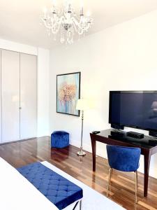 Televízia a/alebo spoločenská miestnosť v ubytovaní MONDRIAN Luxury Suites & Apartments Market Square IV
