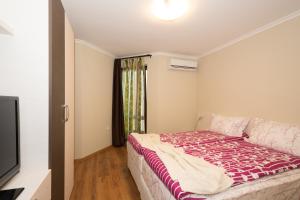 A bed or beds in a room at Holiday Village Lozenets