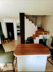 Posedenie v ubytovaní Apartamenty Pod Sosnami Ostróda Międzylesie 6os